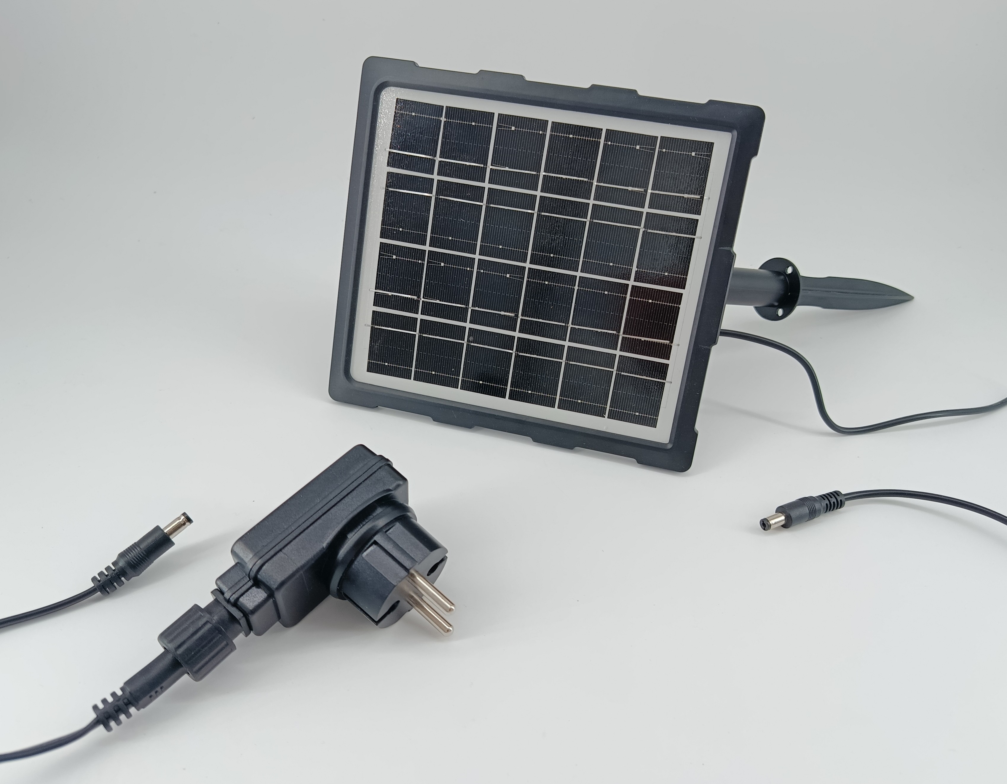 Netzteil und Solarmodul für den elektrischen Schneckenzaun