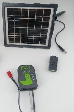 Solarmodul mit Akkuanschluss für elektrischen Schneckenzaun