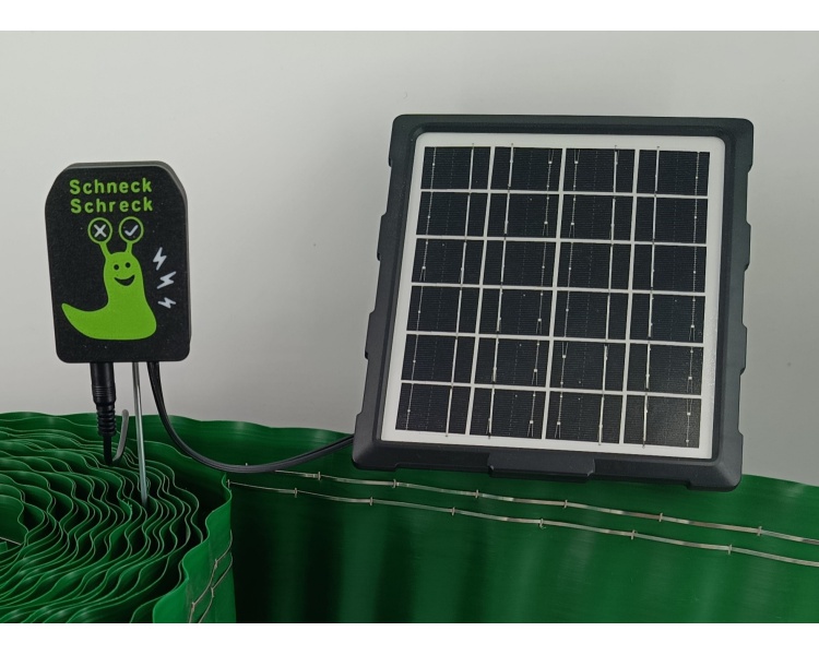 Solarmodul mit Akku am elektrischen Schneckenzaun