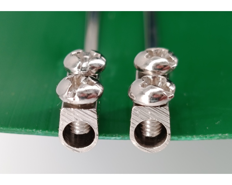 Detailansicht der Zaunverbinder am Schneckenzaun mit geklemmten Edelstahldrähten