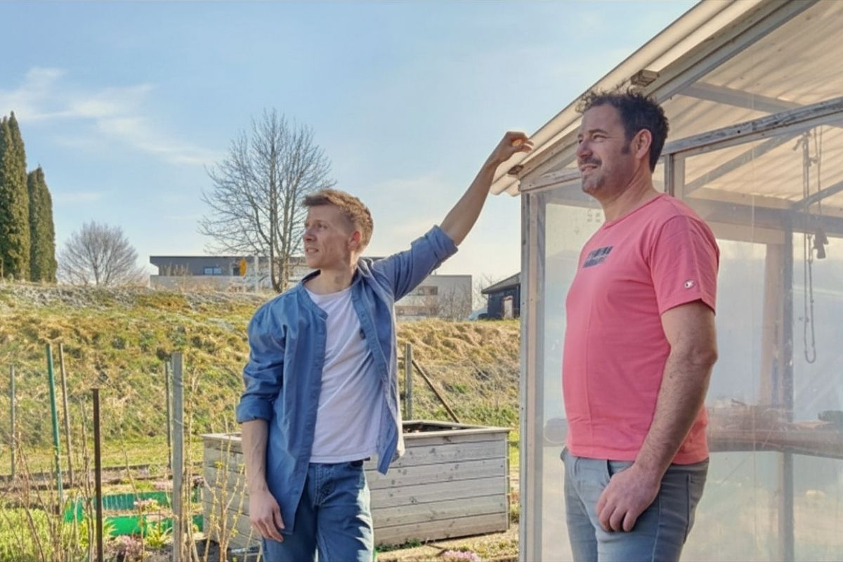 Schneckenzaun-Team bei der Weiterentwicklung des Elektro-Schneckenzauns im Allgäu